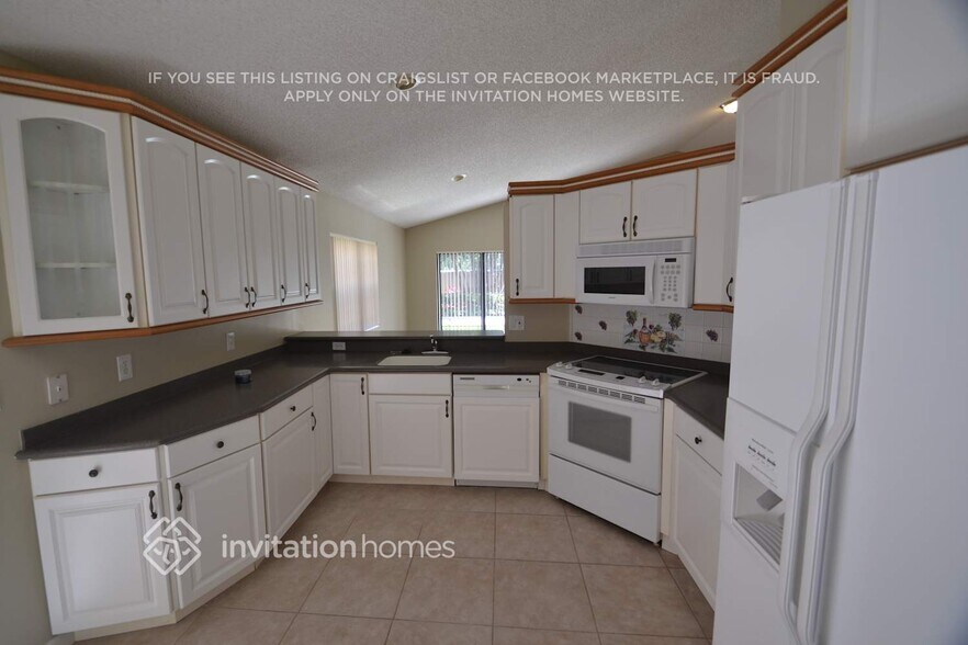 Building Photo - 2528 La Cristal Cir