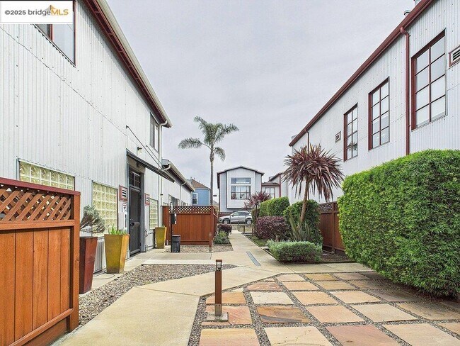 Building Photo - 3116 Adeline St
