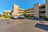 Building Photo - Condo just 10 minutes from Downtown Naples...