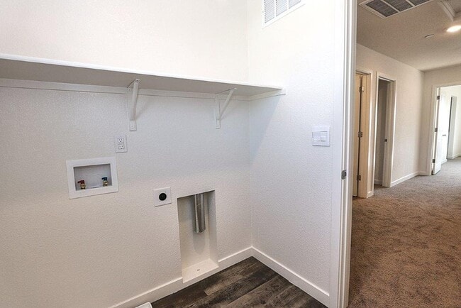 Building Photo - Beautiful Lincoln Home Available in May!