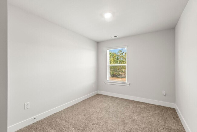 Building Photo - MOVE IN SPECIAL- ONE FREE MONTH RENT WITH A LEASE SIGNED BY FEB. 1!!