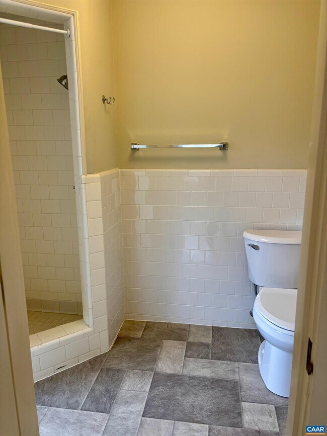 Building Photo - 800 Glendower Rd