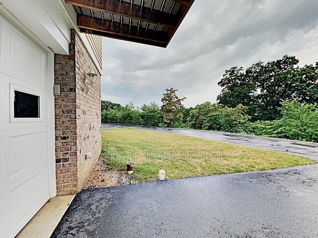 Building Photo - 114 Castle View Dr