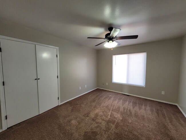 Building Photo - $1575 - 4 bedroom/ 2 bathroom - Gorgeous q...