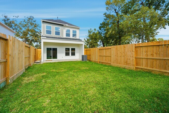 Building Photo - 1015 Ellington St