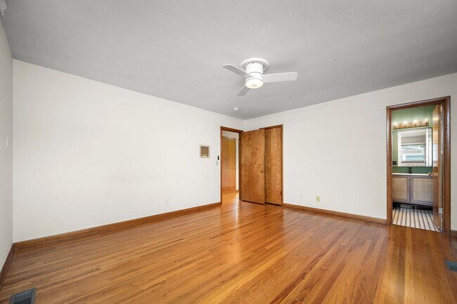 Building Photo - 902 Whitehall Rd