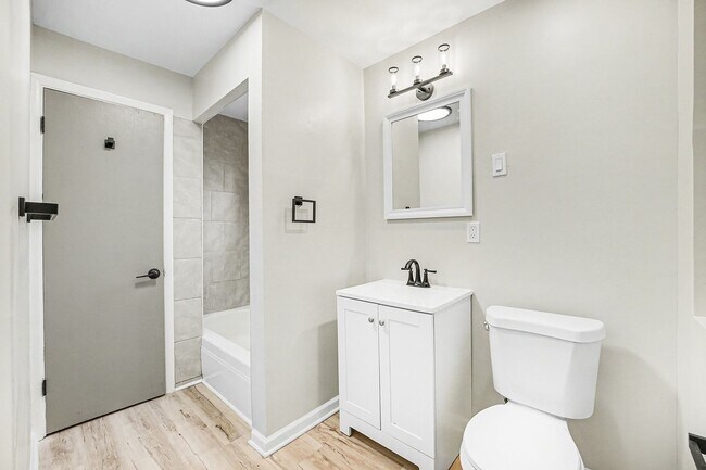 Building Photo - Updated 3BR Upper Unit with Garage Parking and Porch