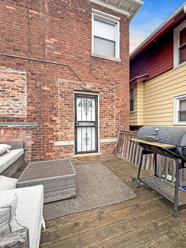 Building Photo - Fully Remodeled 4 Bed 2 Bath Home