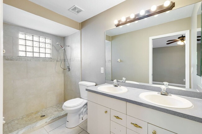 Building Photo - Your Next Home Is Here – 3BR/2BA in San Ca...