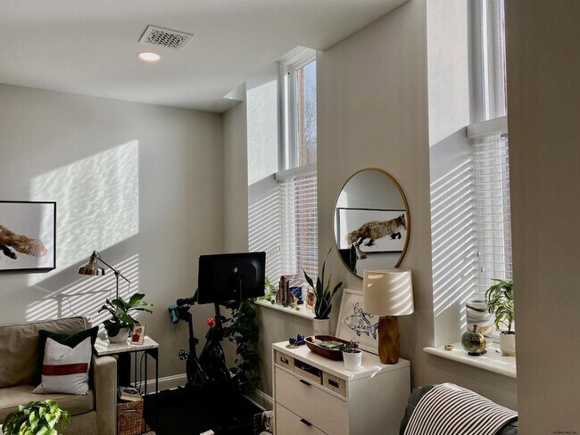 Building Photo - 77 Van Dam St