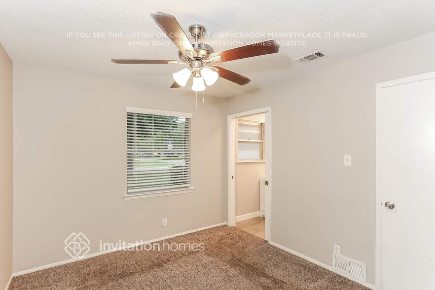 Building Photo - 811 Clover Park Dr