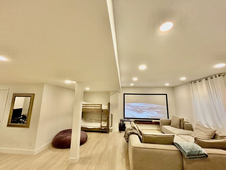 Building Photo - 821 Wildrose Pl