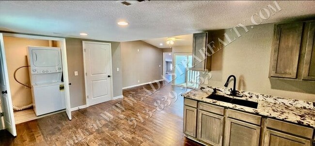 Building Photo - Nice Updated 3 Bed, 1 Bath in KCK-Availabl...