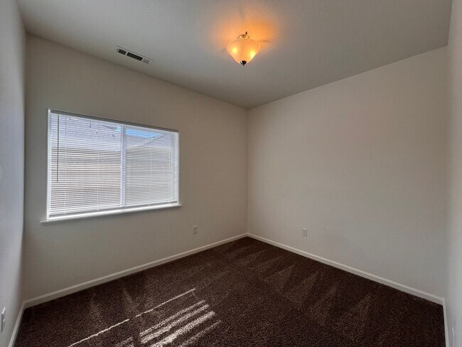 Building Photo - Silverland Estates 3 Bedroom 2 Bathroom Ho...