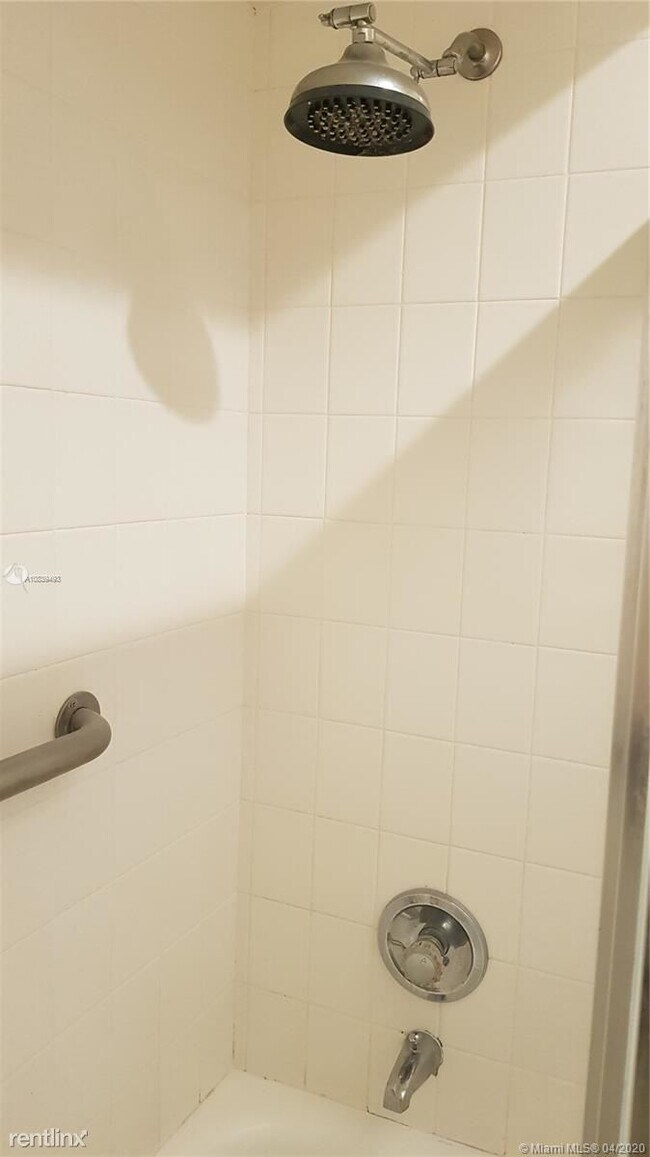 Building Photo - 1 br, 1 bath  - 2990 NE 16th Ave