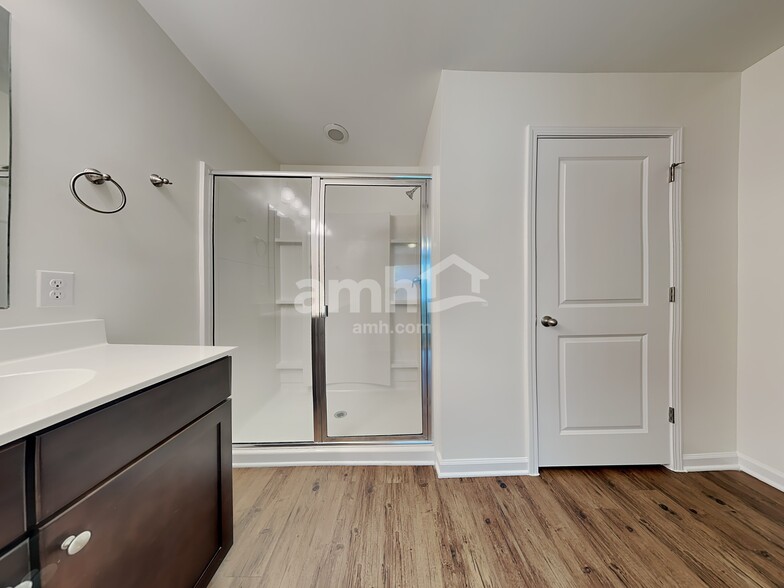 Building Photo - 215 Bellflower Cir