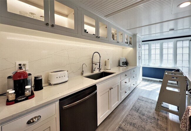 Building Photo - 4 Day St