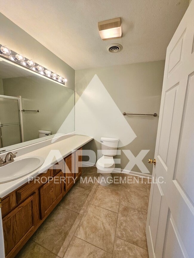 Building Photo - Stunning 2 Bd-2 Ba Condo with 1-Car garage...