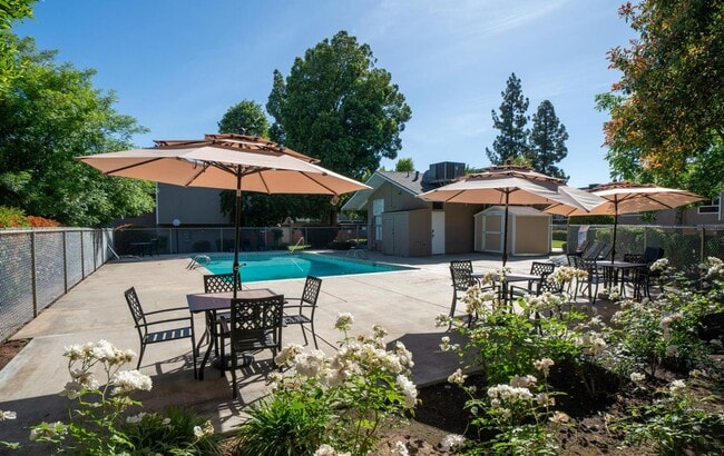 Building Photo - Townhouse in Northeast Fresno