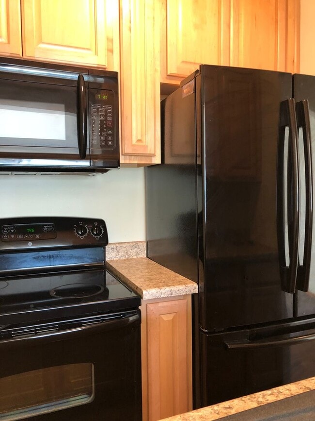 Building Photo - Awesome 2 bedroom 1 bath with basement, fe...