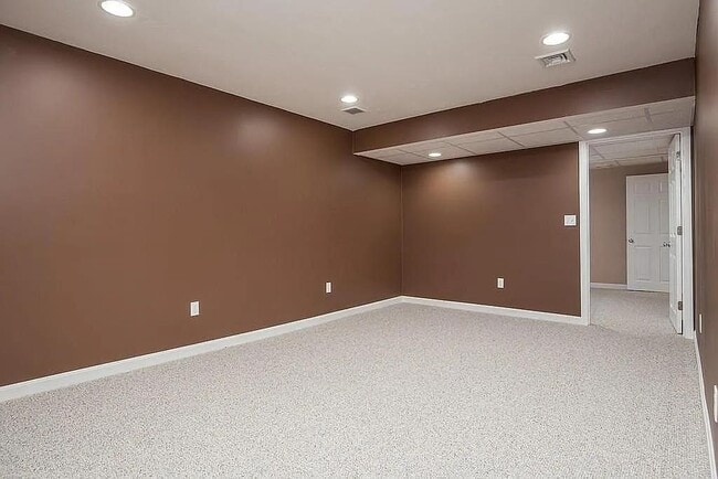Building Photo - 3 Lilac Ln