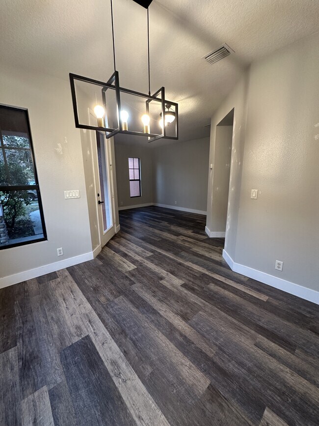 Building Photo - 2823 Glenridge Cir
