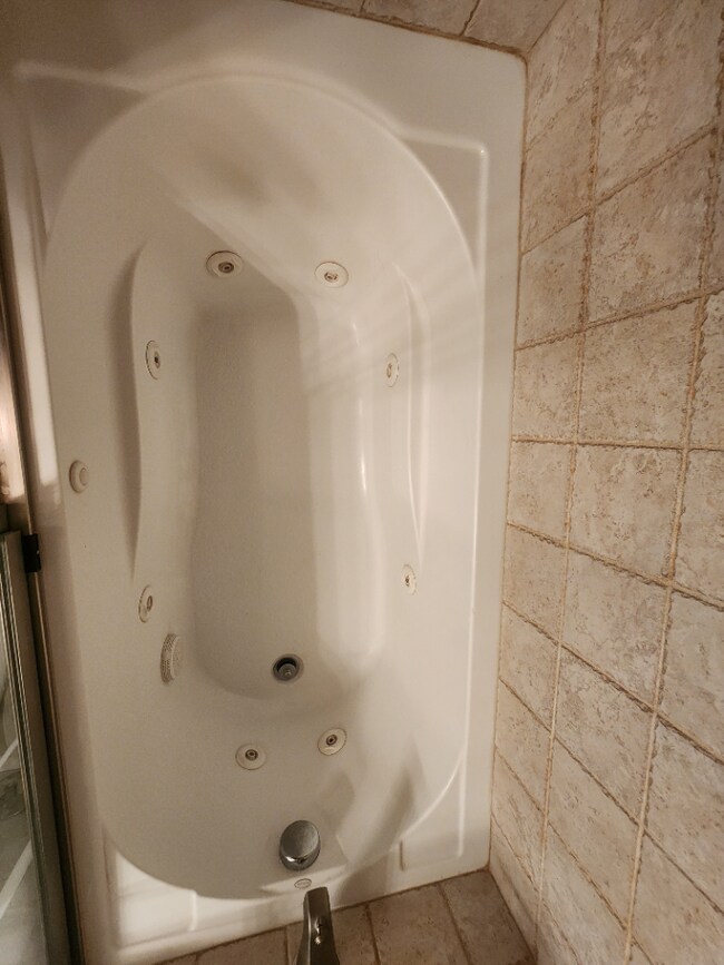 Building Photo - Bayview Lakeside Charmer