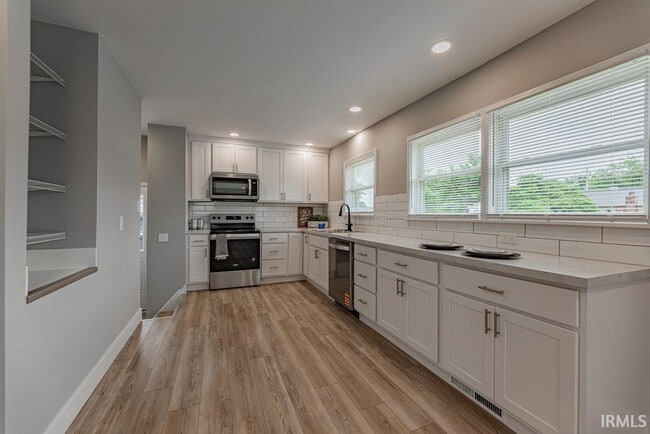 Building Photo - 2054 Conlin Ave