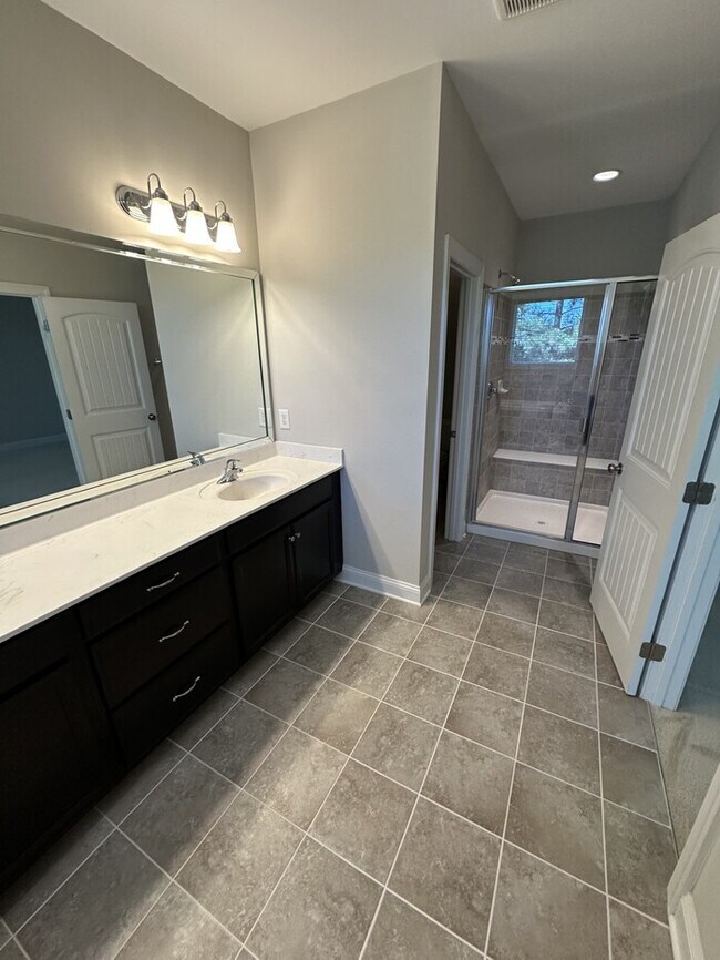Building Photo - 4222 Vallonia Dr