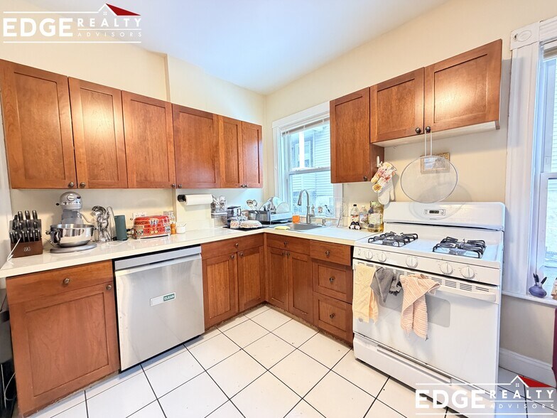 Building Photo - 45 Falkland St