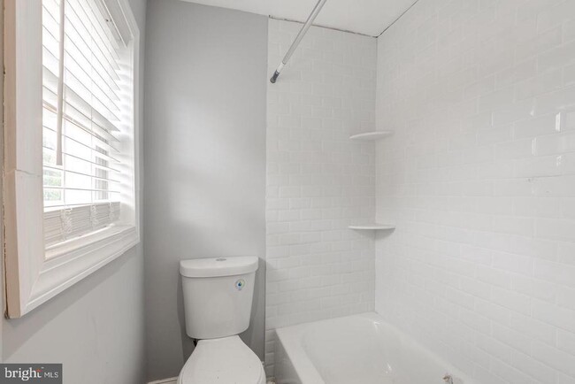 Building Photo - 608 E 9th St