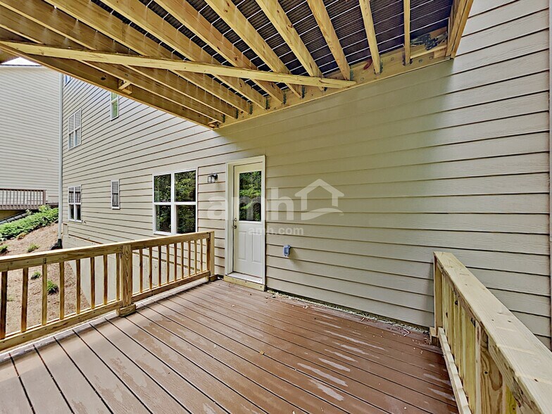 Building Photo - 704 Sierra Ct