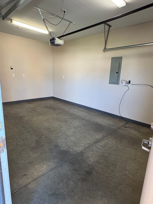 Building Photo - Beautiful 1 bedroom Modern Townhome