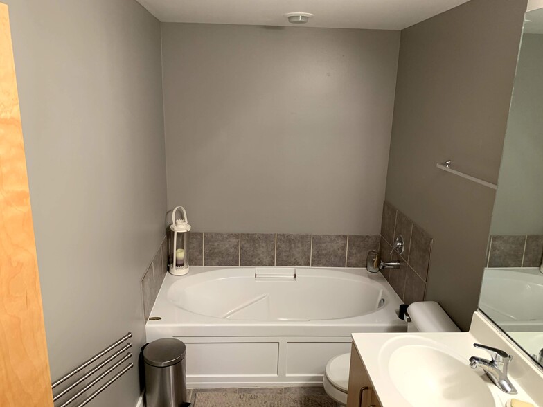 En Suite Bathroom - 2201 W Wabansia Ave