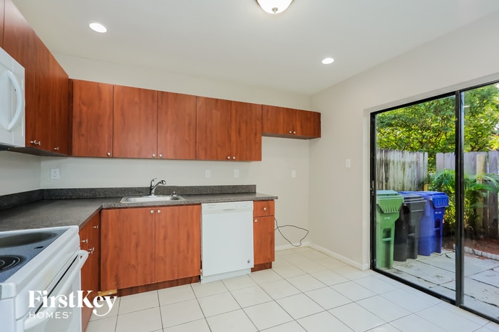 Building Photo - 2904 NW 67th Ct