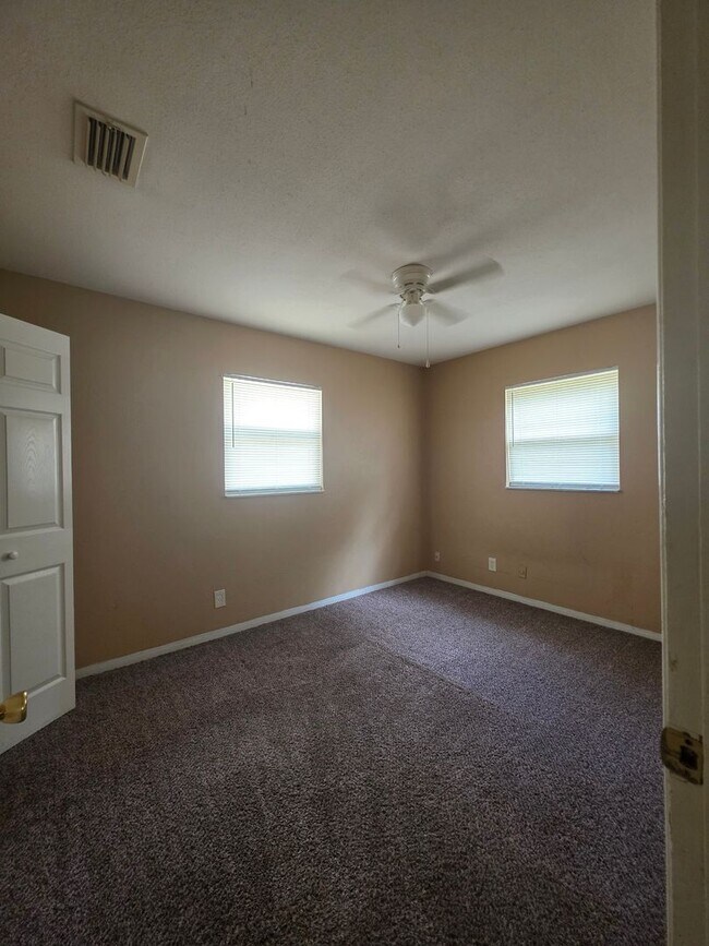 Building Photo - 3 bedroom 2 Bath Single Family Home