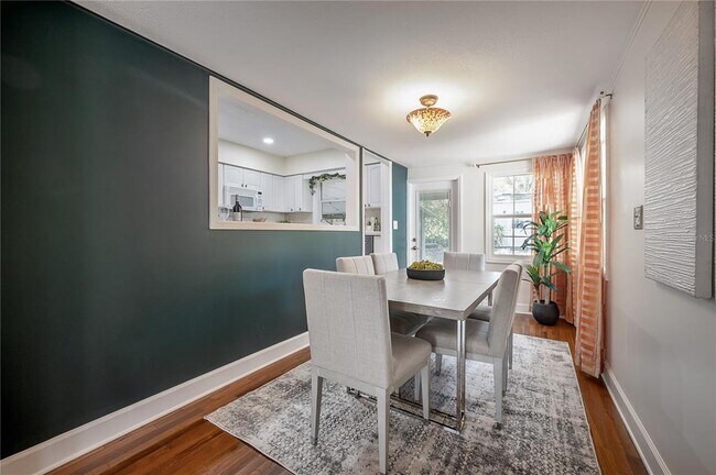 Building Photo - 1211 E Park Cir