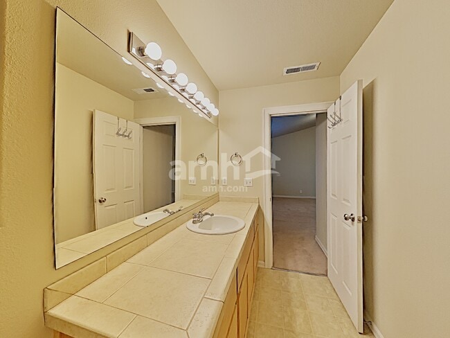 Building Photo - 9309 NE 81st St