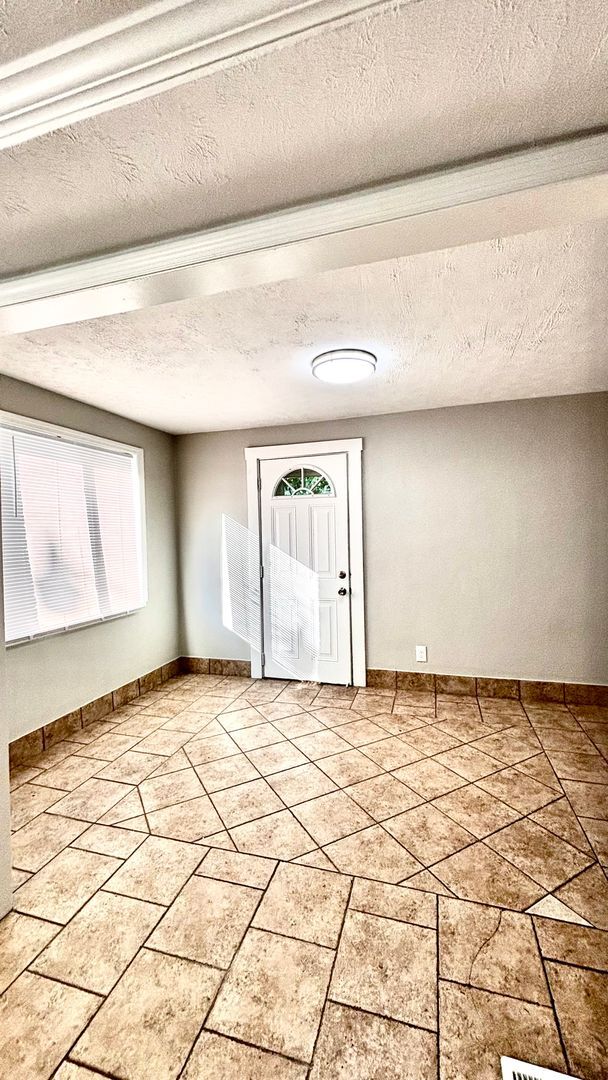 Building Photo - Spacious 3-Bed Townhome with Garage in Day...