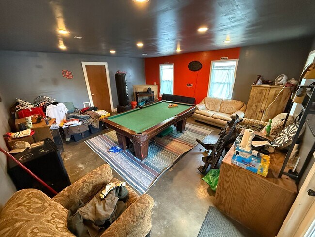 Building Photo - 7 bedroom 3.5 bath Game Room