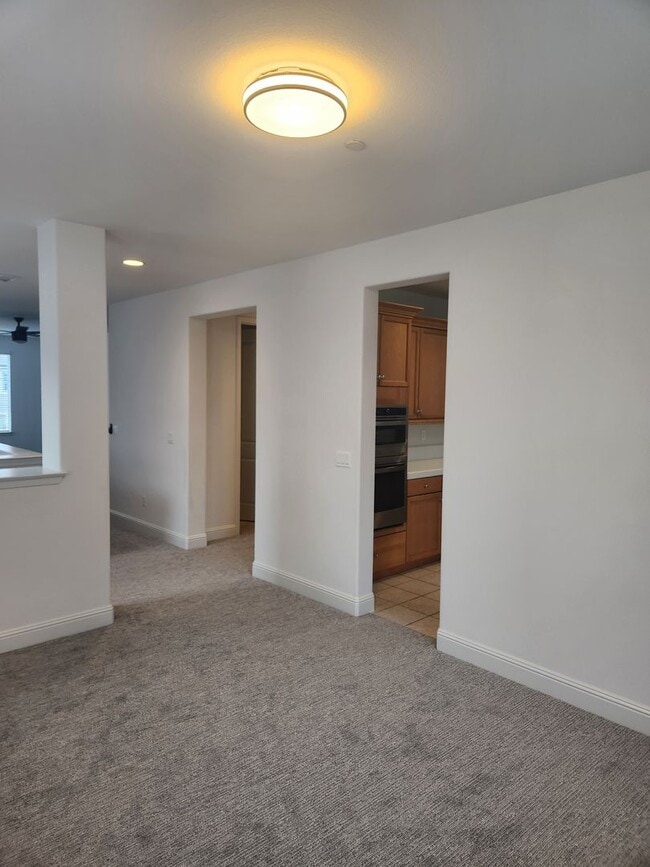 Building Photo - Great Santa Rosa Neighborhood 3 Bedroom, 2.5 Bathrooms