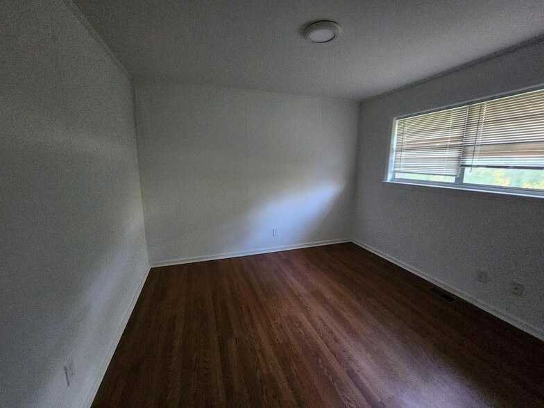 Building Photo - Room in Duplex on Monticello St