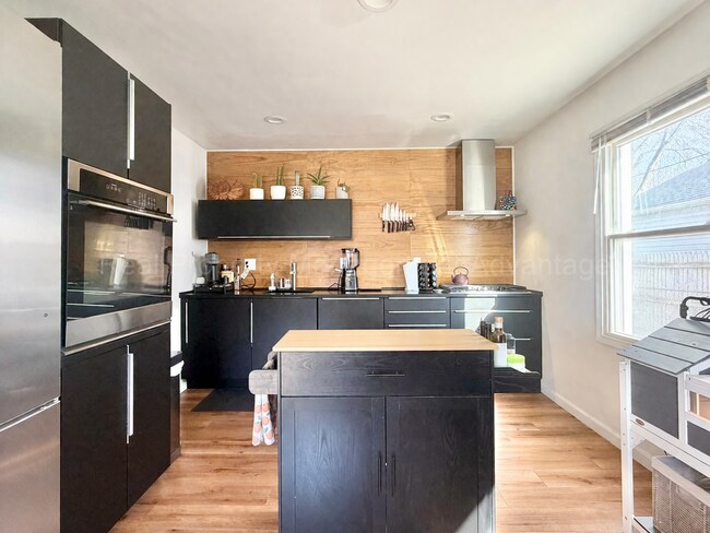 Building Photo - Fully Updated Two Bedroom with Contemporary Style and Comfort Throughout!