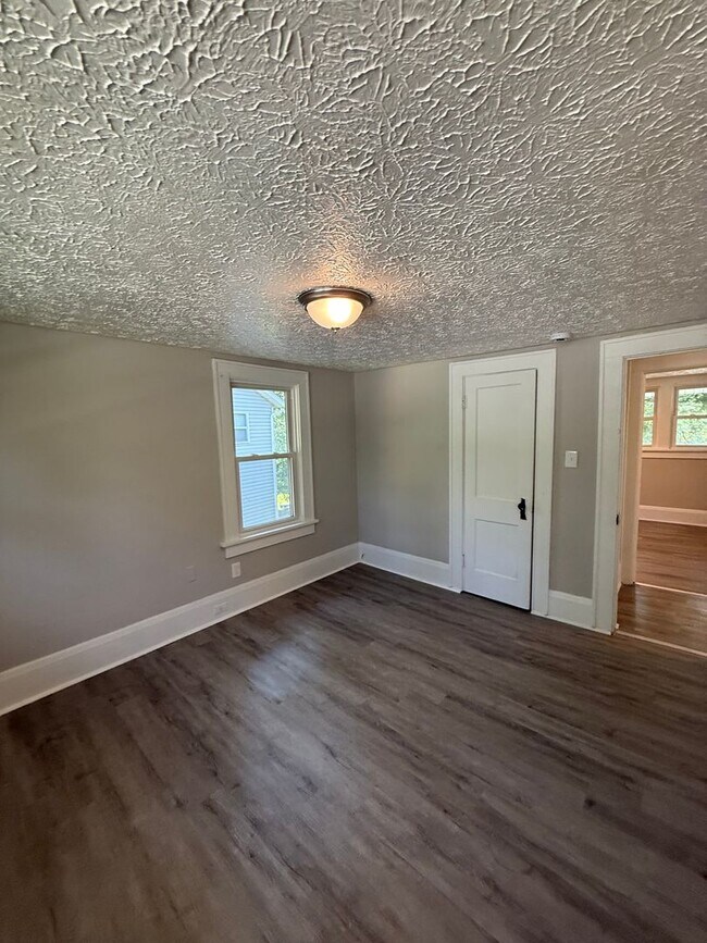 Building Photo - Coming Soon! Section 8 Accepted! Newly Ren...