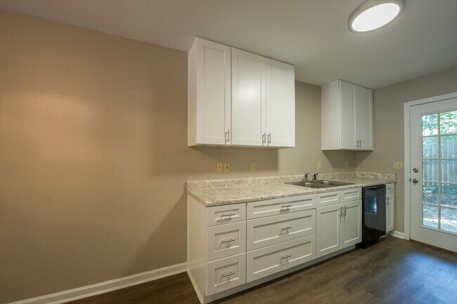Building Photo - Gorgeous 4 BR 3 BA Town House Right By FSU and TCC!