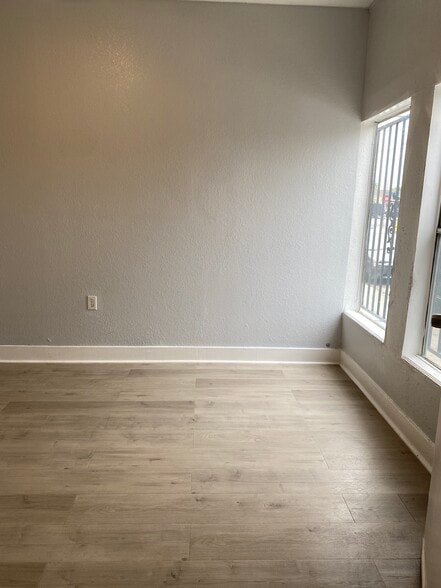 Building Photo - 813 W 43rd St