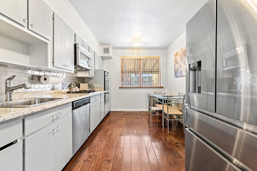 Building Photo - 1318 E 58th St