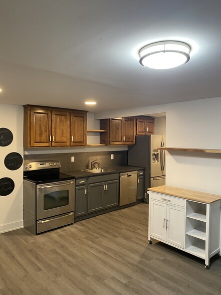 Kitchen - 326 Cottage Grove Rd