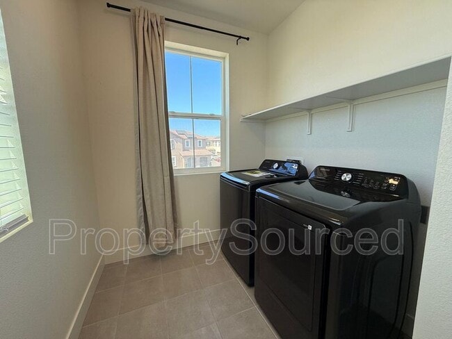 Building Photo - 2044 Daimler St