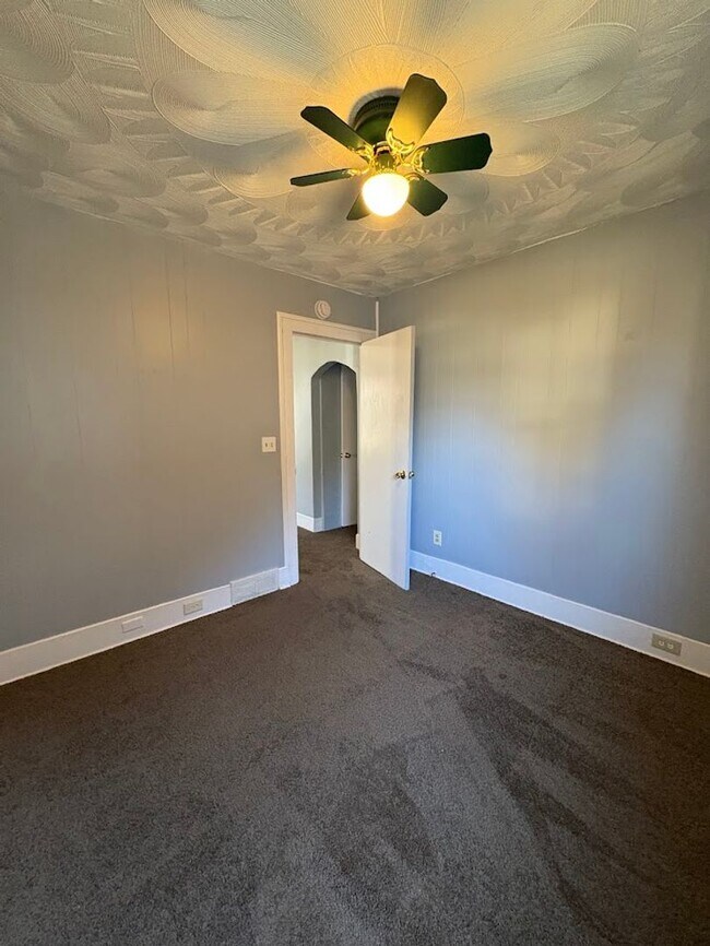 Building Photo - Three bedroom one bathroom home for rent